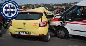 ZONGULDAK’IN EREĞLİ İLÇESİNDE AMBULANS İLE TİCARİ TAKSİNİN ÇARPIŞMASI SONUCU MEYDANA GELEN KAZADA 2 KİŞİ YARALANDI. (VEDAT KILIÇ/ZONGULDAK-İHA)