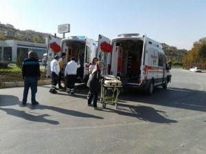 TOKAT’TA KUVÖZDEKİ BEBEĞİ AMBULANS UÇAĞA GÖTÜREN 112 ACİL YARDIM EKİPLERİNİN KARIŞTIĞI KAZADA BEBEK KAZAYI YARA ALMADAN ATLATIRKEN 6 KİŞİ HAFİF ŞEKİLDE YARALANDI. (NURHAN İÇMEZ/TOKAT-İHA)