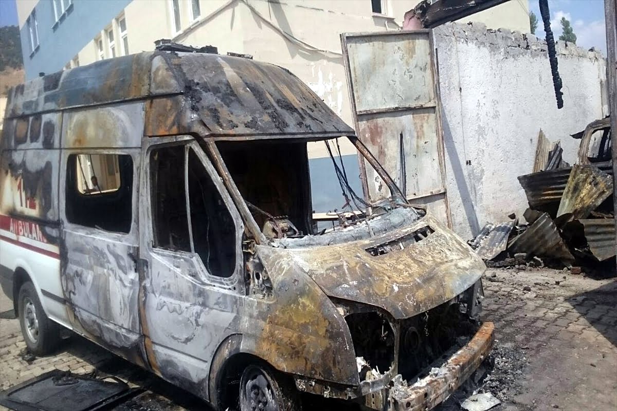 Tunceli’de İki Ambulansımız Yakıldı